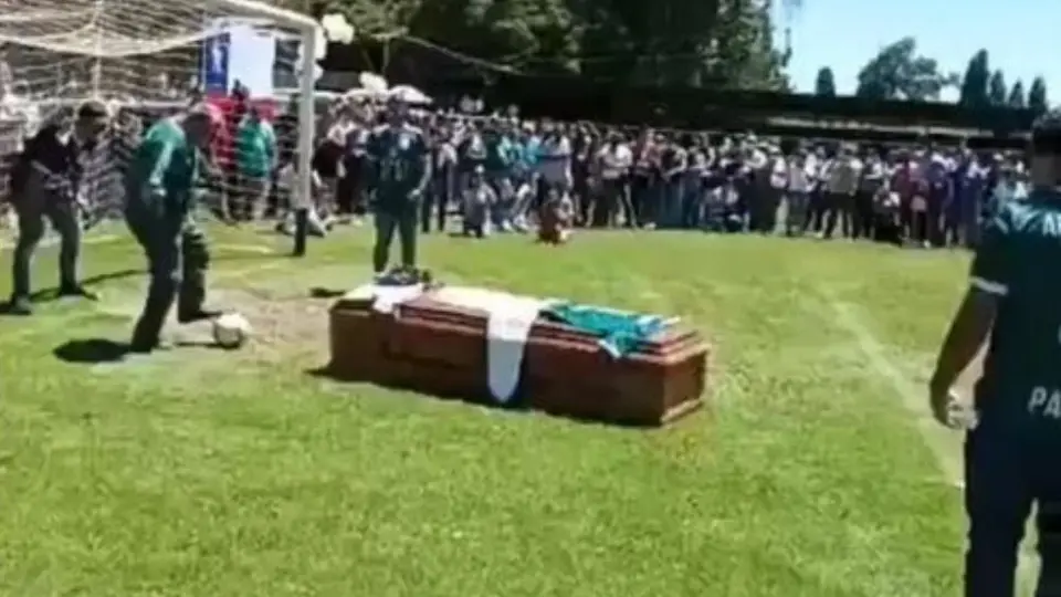 Video: Jugador fallecido de equipo chileno marcó su 'ultimo gol' en un insólito homenaje