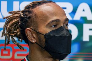 Hamilton bromeó sobre la prohibición de joyas en la F1: 'Tengo piercings que no puedo quitar'