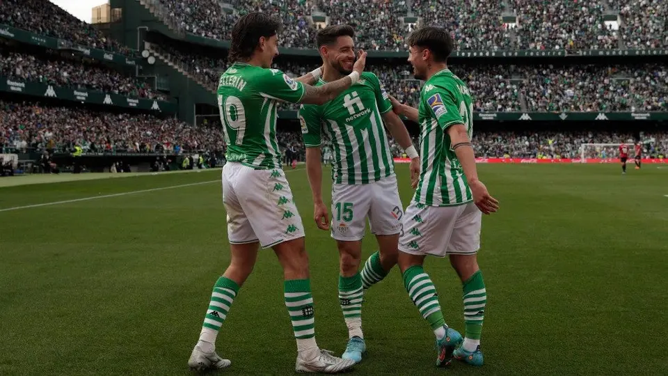 Lainez y Guardado: Betis goleó al Osasuna y mantiene la esperanza viva en Champions
