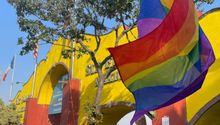 Protestaron con 'besotón' frente a Six Flags tras discriminación a pareja