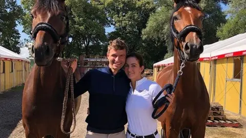 Thomas Müller y su esposa fueron acusados por PETA de maltrato animal