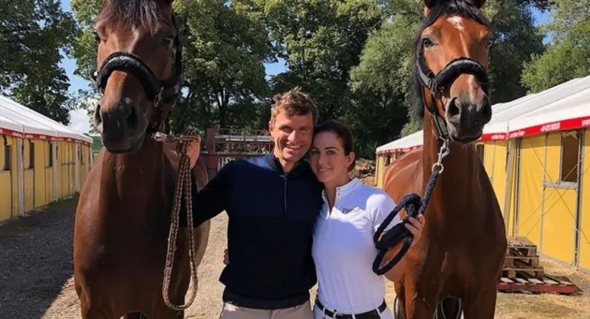 Thomas Müller y su esposa fueron acusados por PETA de maltrato animal