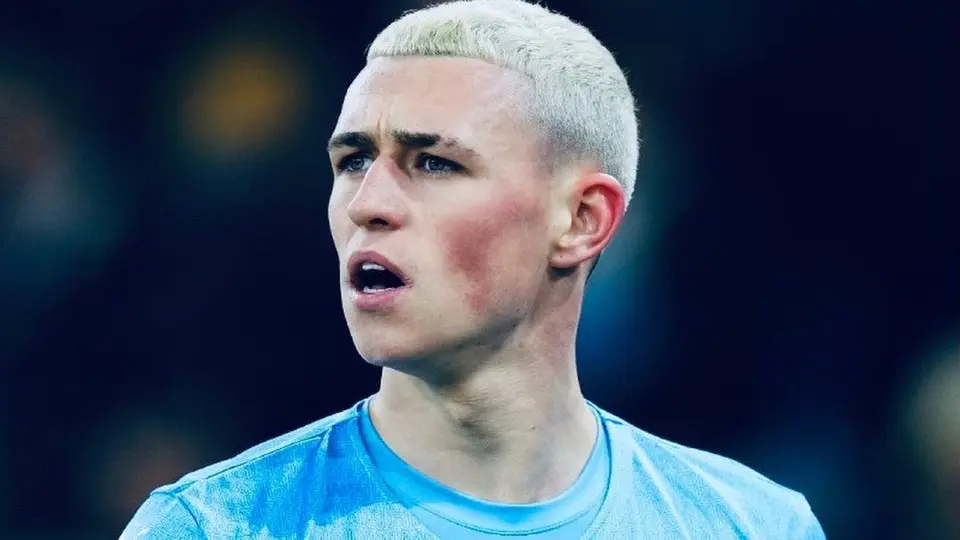Phil Foden, obligado a dejar club de playa en Grecia por conflicto con su novia