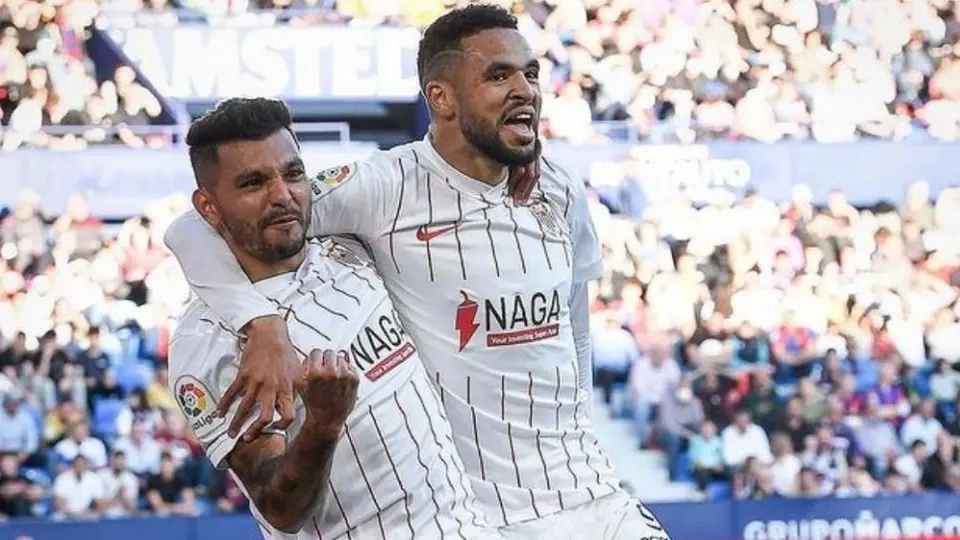 Tecatito Corona: 'Tengo en la cabeza marcar más goles con el Sevilla'