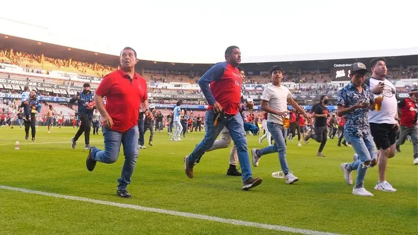 Querétaro vs Atlas: Aficionado rojinegro logró encontrar a pequeño que le salvó la vida