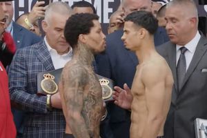 Video: Gervonta Davis empujó a Rolando Romero fuera del escenario en ceremonia de pesaje