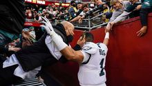 Eagles: Aficionados de Philadelphia casi caen sobre Jalen Hurts al romperse un barandal