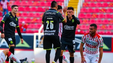 Chivas goleó a Necaxa con tanto de Alvarado en su debut con el Rebaño