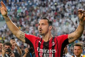 Zlatan Ibrahimovic: Subastan réplicas de la nariz de la estatua del atacante sueco