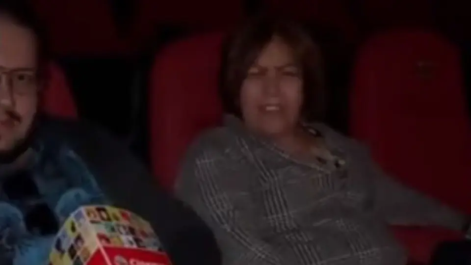 Mujer provocó pelea en cine por no usar cubrebocas: "¿Tanto pe... por esto?"
