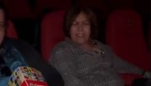 Mujer provocó pelea en cine por no usar cubrebocas: "¿Tanto pe... por esto?"