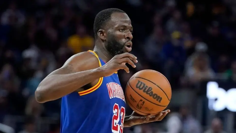 NBA: Draymond Green fue multado por la liga tras gritarle a un árbitro