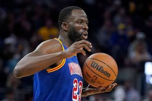 NBA: Draymond Green fue multado por la liga tras gritarle a un árbitro