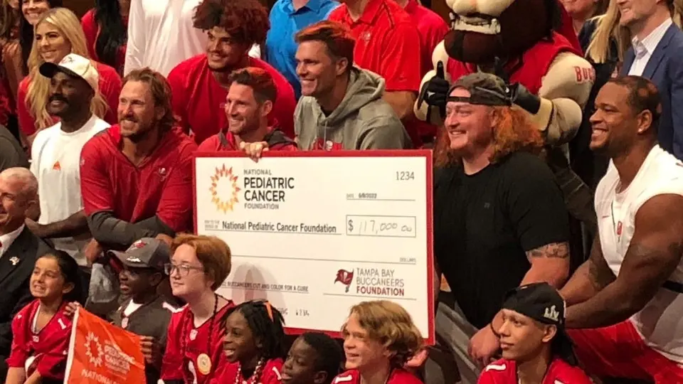 Buccaneers: Tom Brady se pintó el cabello de naranja en evento benéfico