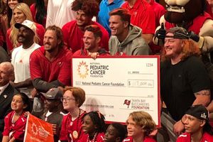 Buccaneers: Tom Brady se pintó el cabello de naranja en evento benéfico