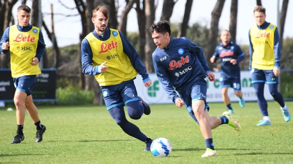 Chucky Lozano: Volvió a los entrenamientos del Napoli con normalidad