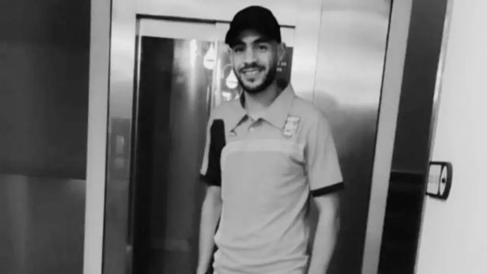 Futbolista argelino fallece en pleno partido tras duro impacto en la cabeza