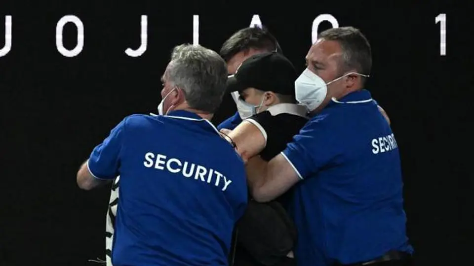 Australian Open: Activista ingresó a la cancha e interrumpió Final de Nadal vs Medvedev