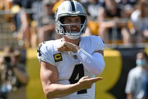 NFL: Derek Carr extendió su contrato con Las Vegas Raiders por tres años