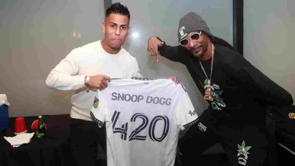 Efraín Álvarez se reunió con Snoop Dogg para darle el nuevo jersey de LA Galaxy