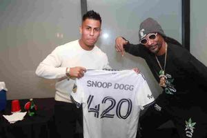 Efraín Álvarez se reunió con Snoop Dogg para darle el nuevo jersey de LA Galaxy
