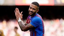 Memphis Depay les 'robó' el celular a unos aficionados del Barcelona