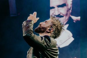 Alejandro Fernández: Portó zarape del Atlas en primer concierto tras la muerte de su padre