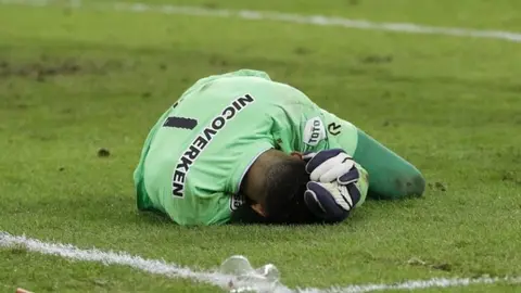 Eredivisie: Suspendió partido entre Vitesse y Sparta Rotterdam por agresión a portero visitante