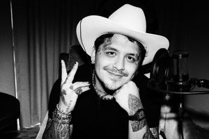 Christian Nodal: Besó a joven cantante en un concierto… ¿De quién se trata?