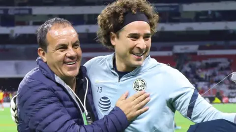 Cuauhtémoc Blanco tomó fotos a su hijo en el Azteca con su mítica pose de festejo
