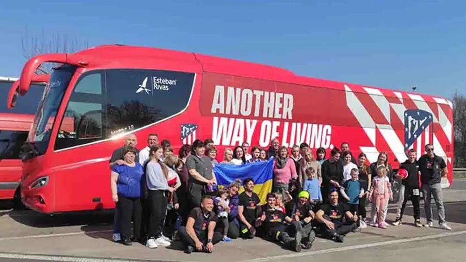 Ucrania-Rusia: Autobús del Atlético de Madrid regresó de Varsovia con 36 refugiados ucranianos