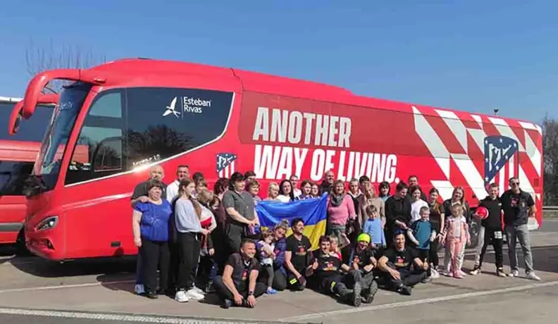 Ucrania-Rusia: Autobús del Atlético de Madrid regresó de Varsovia con 36 refugiados ucranianos