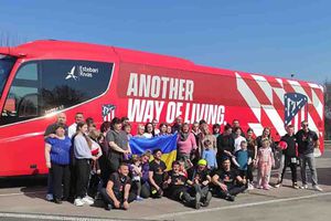 Ucrania-Rusia: Autobús del Atlético de Madrid regresó de Varsovia con 36 refugiados ucranianos