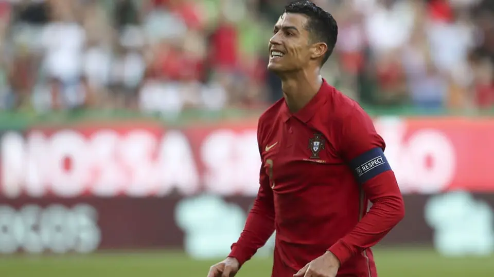 Video: Cristiano Ronaldo cumple sueño de niño recogebalones en juego de Nations League
