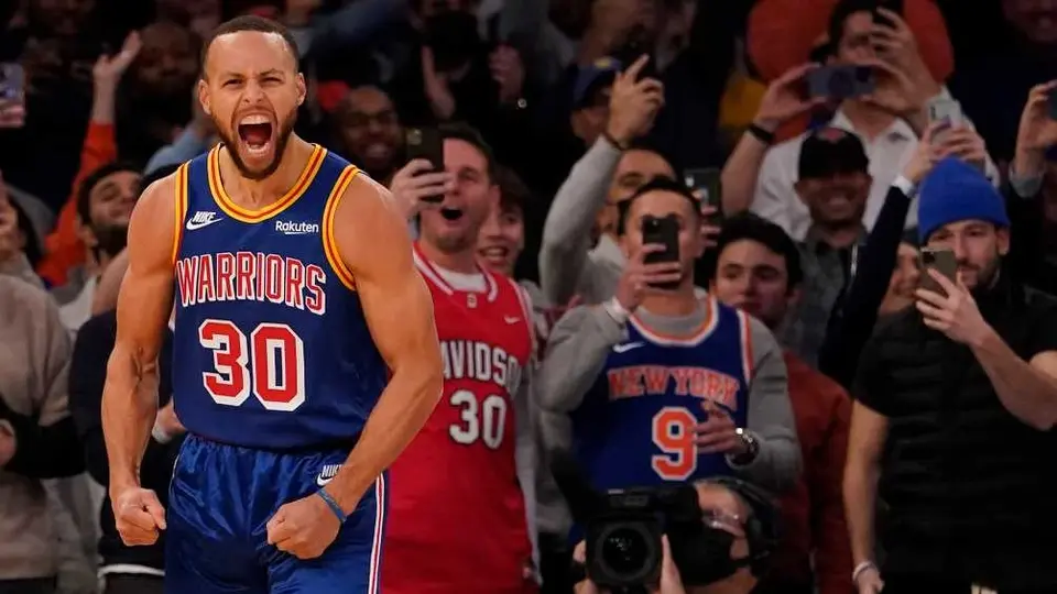 Stephen Curry se convirtió en el máximo anotador de triples en la NBA
