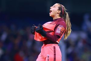 Portera de América 'trolleó' a aficionada de Chivas que se burló de goleada ante Tigres