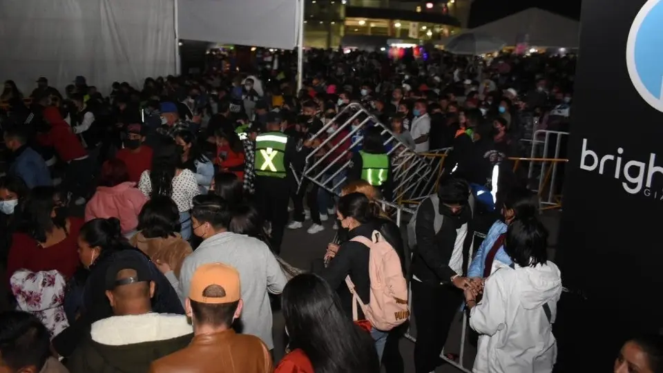 Video: Fanáticos de Santa Fe Klan provocan 'portazo' en Feria de León