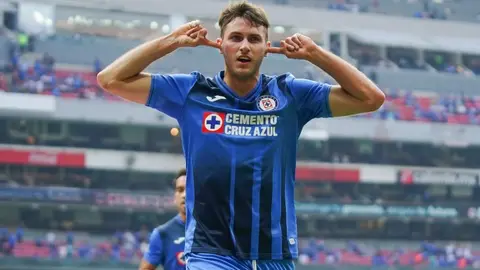 Santiago Giménez sobre interés del Espanyol: 'Es mi sueño; hay que trabajar y pronto vendrá'