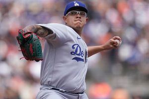 Julio Urías: Ponchó a 10, pero perdió con los Dodgers ante Giants