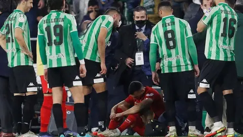 Video: Betis vs Sevilla se interrumpió después de que un proyectil impactara a Jordán