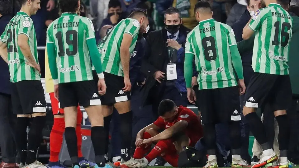 Video: Betis vs Sevilla se interrumpió después de que un proyectil impactara a Jordán