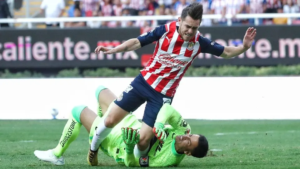 Chivas: Canelo Angulo sufrió fractura de peroné ante Pumas