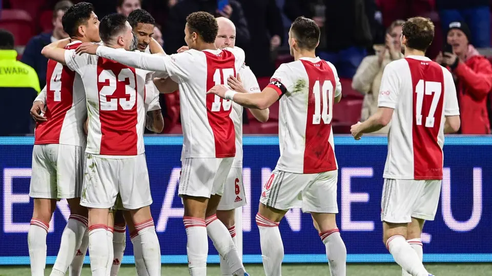 Edson Álvarez, titular en victoria del Ajax sobre el Vitesse en Copa de Holanda