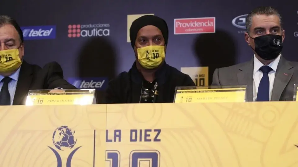 Ronaldinho defendió a Messi tras los silbidos en el PSG: 'Es difícil cuestionarlo'