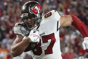 NFL: Rob Gronkowski aseguró que volverá a los Bucs si firman a Julian Edelman