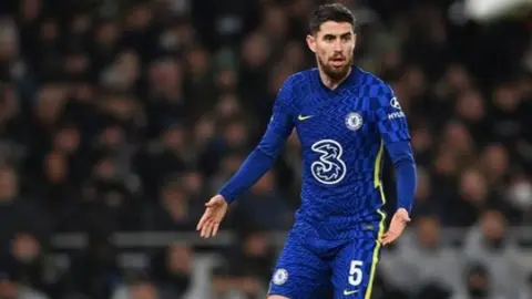 Atraparon a Jorginho del Chelsea poniendo el cuerno