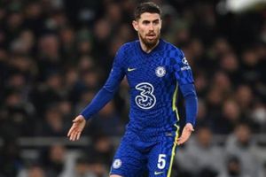 Atraparon a Jorginho del Chelsea poniendo el cuerno