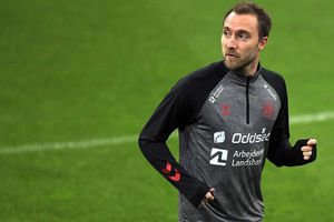 Video: Aficionado arrojó moneda a Christian Eriksen tras partido con Dinamarca