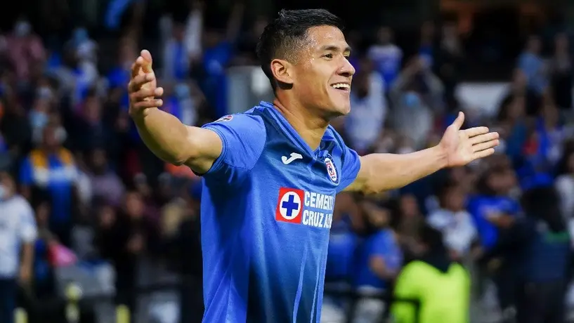 Cruz Azul: Antuna regaló camiseta a pequeño aficionado tras derrota ante Pachuca