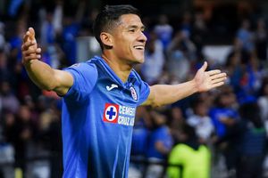 Cruz Azul: Antuna regaló camiseta a pequeño aficionado tras derrota ante Pachuca